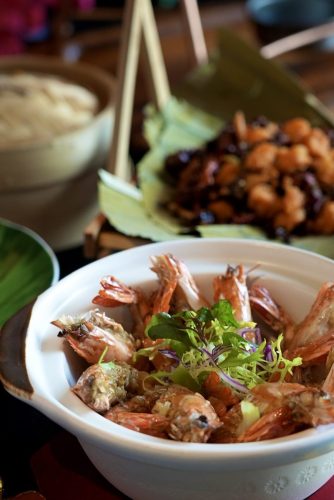 Stewed White Pepper Prawn with Vermicelli in Claypot 白胡椒粉丝虾煲